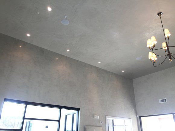 A large room with a chandelier hanging from the ceiling