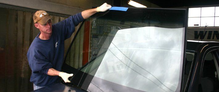Man replacing a windshield
