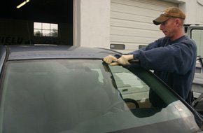 Man replacing a windshield