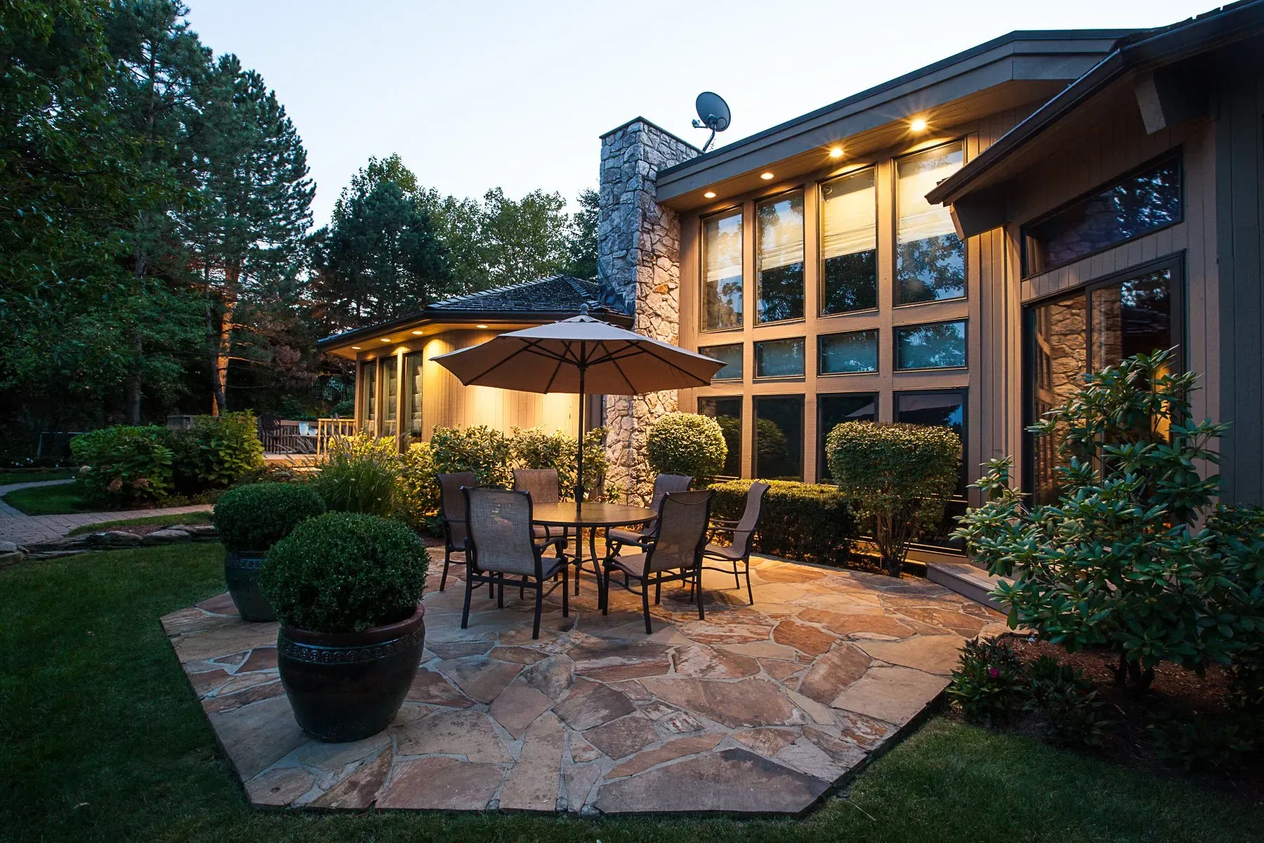 Custom exterior lighting with landscape lighting