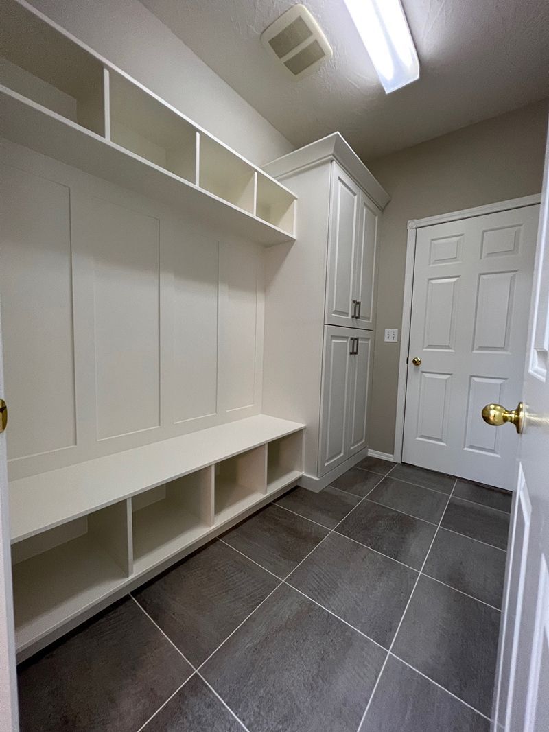 there is a bench in the middle of the room .