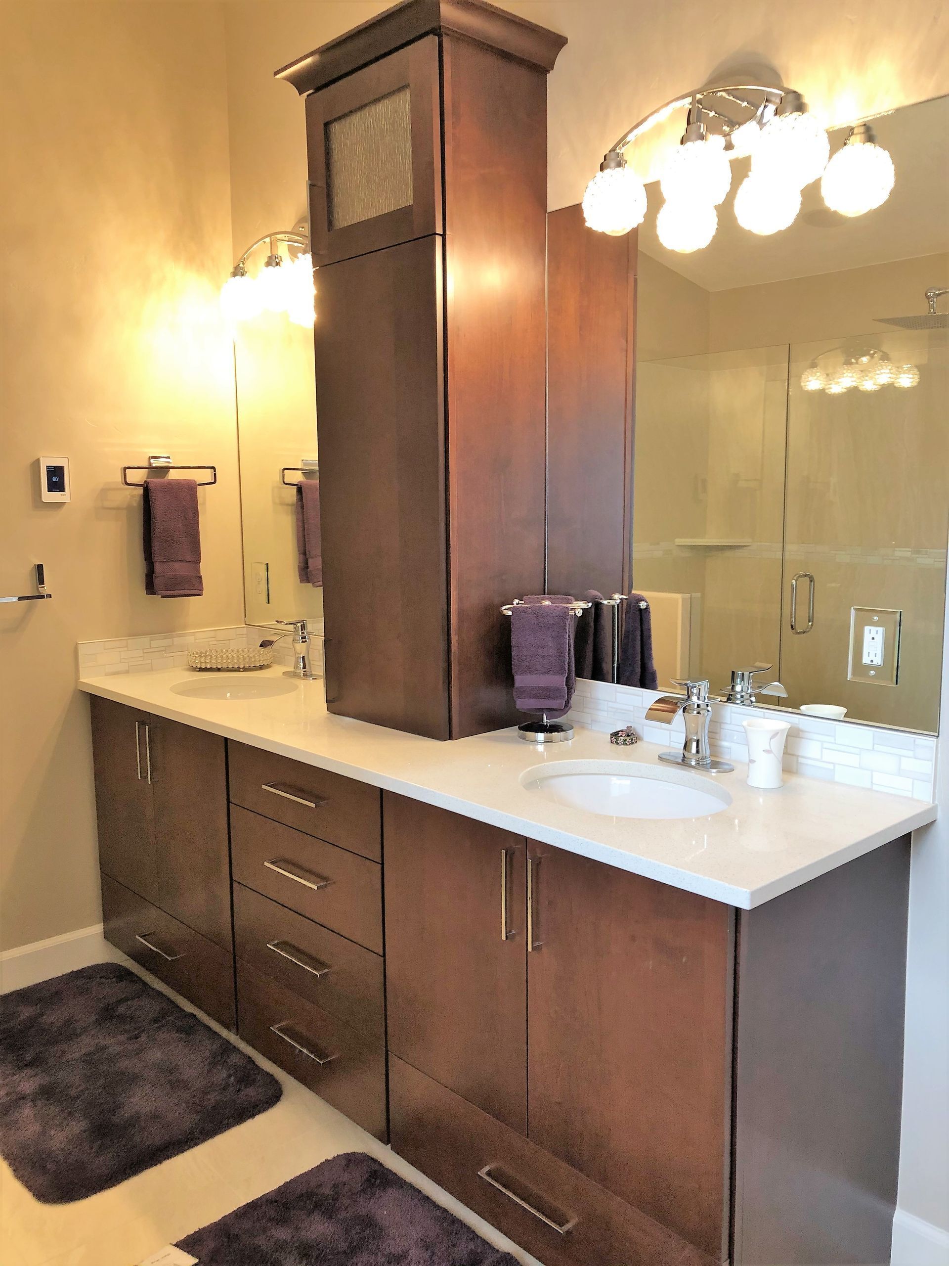a bathroom with a toilet , sink , and rug .