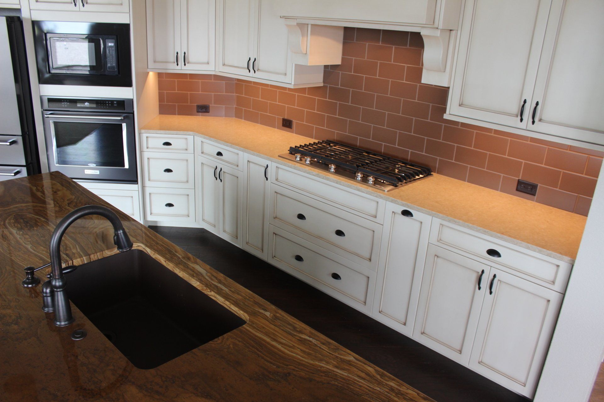 Brentwood Island & Quartz on Back Wall