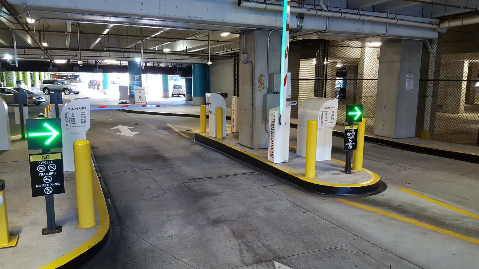 A parking garage with a green arrow pointing to the right