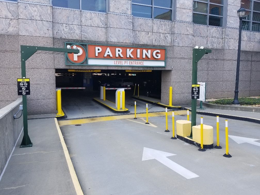 A parking garage with an arrow pointing to the right