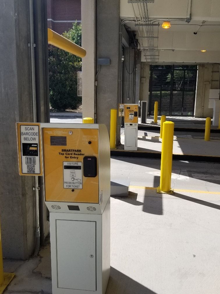 A parking meter with a sign that says ' valet parking ' on it