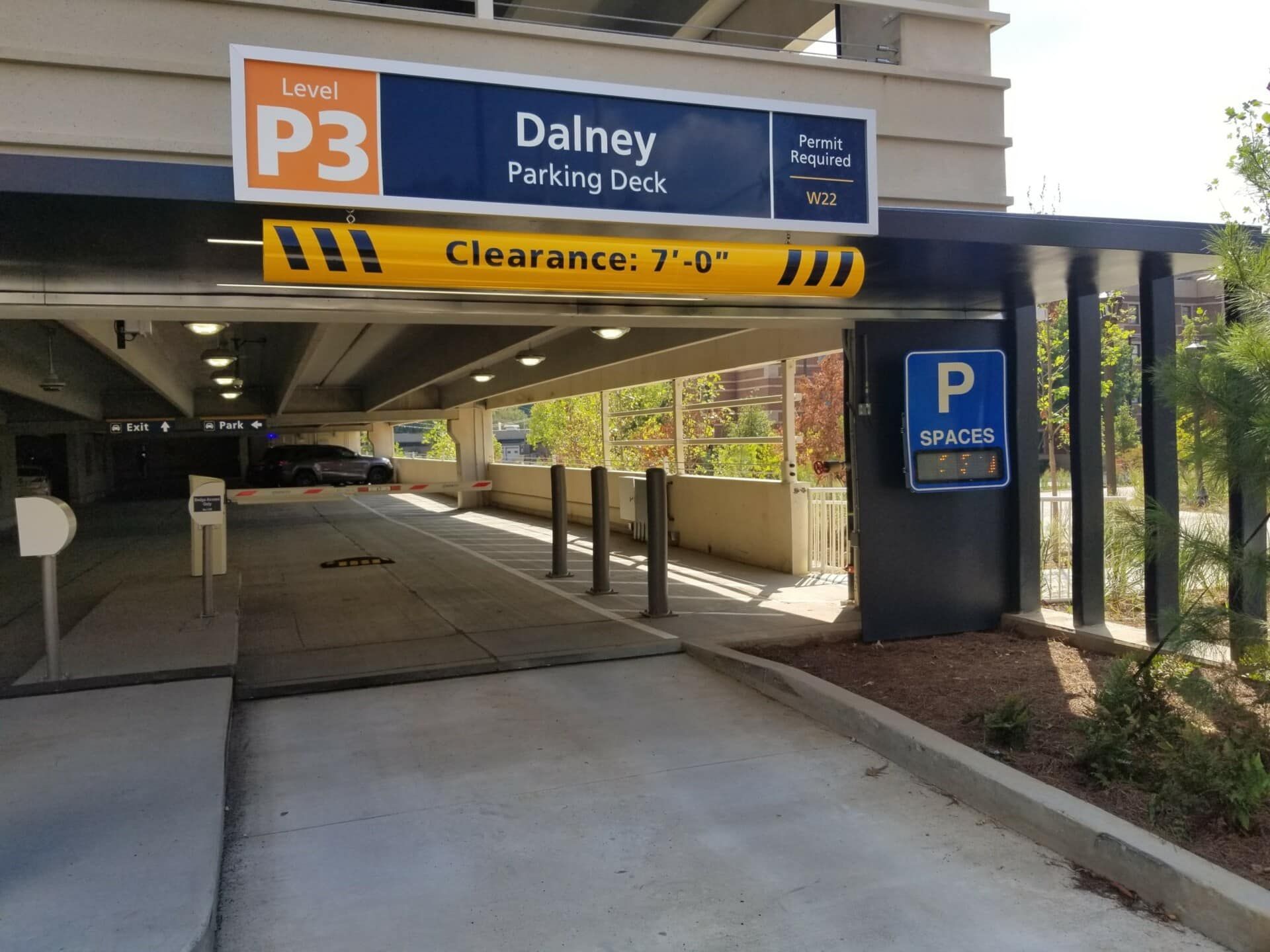 A parking garage with a sign that says p3 on it