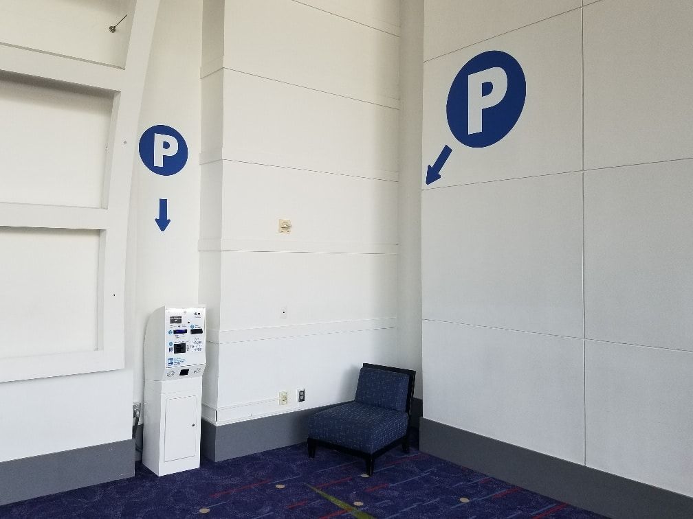A room with a chair and a sign that says p on it