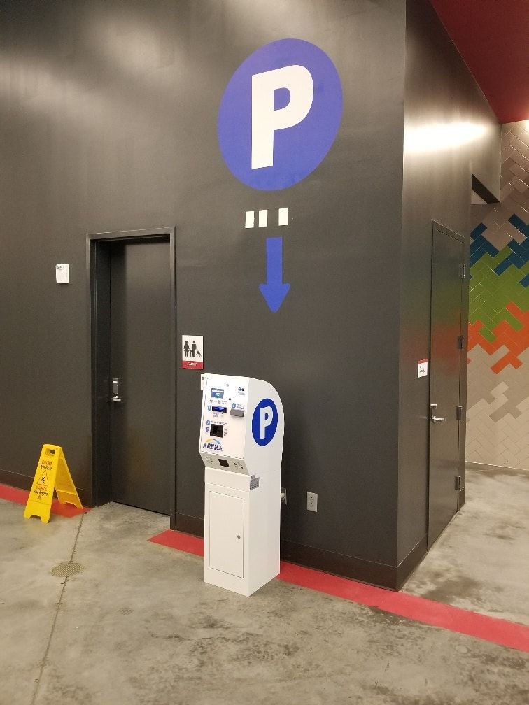 A parking meter with the letter p on it