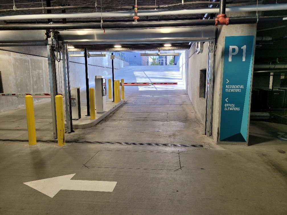 A parking garage with a sign that says p1 on it