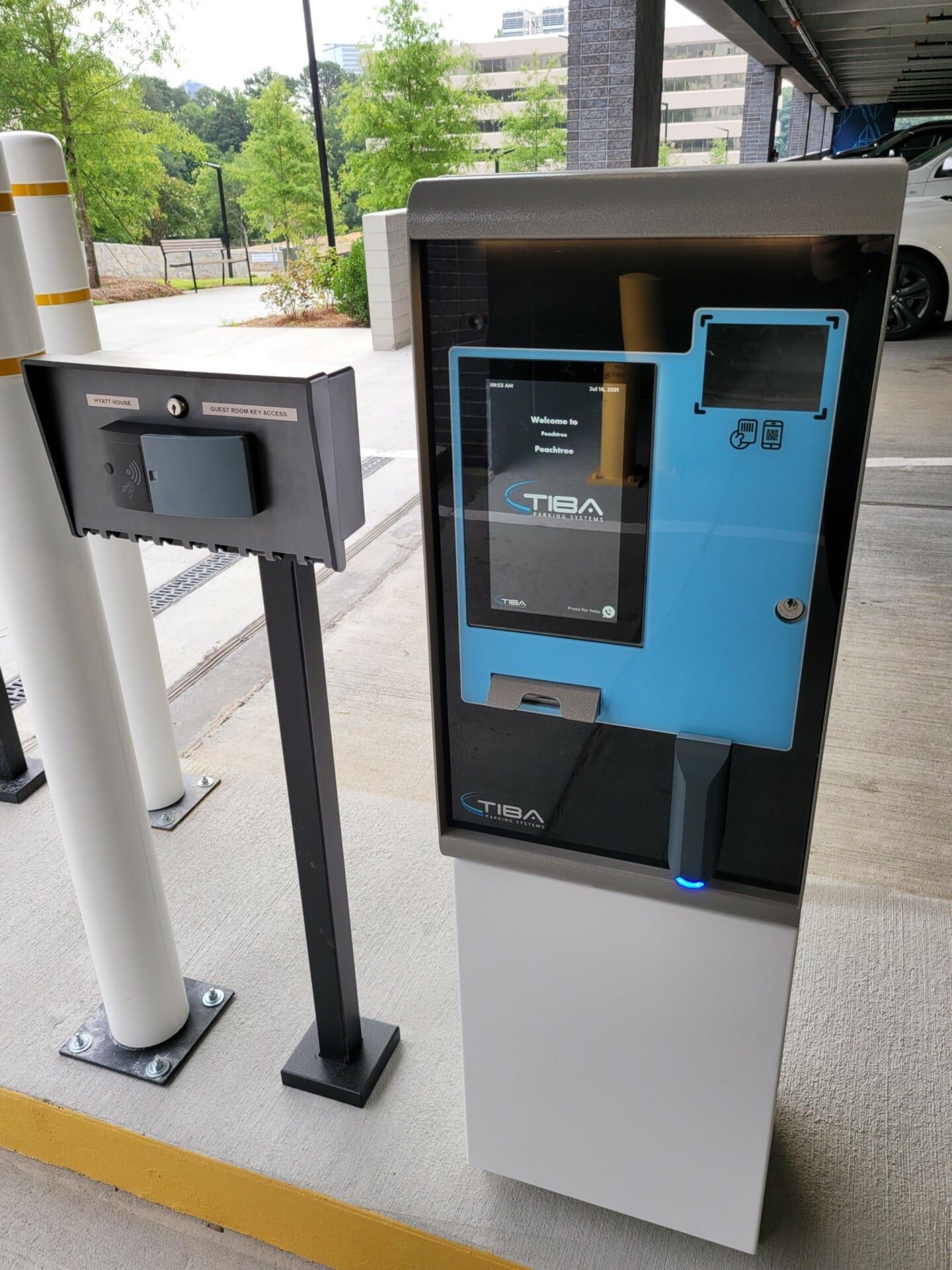 A parking meter with a screen that says pa on it