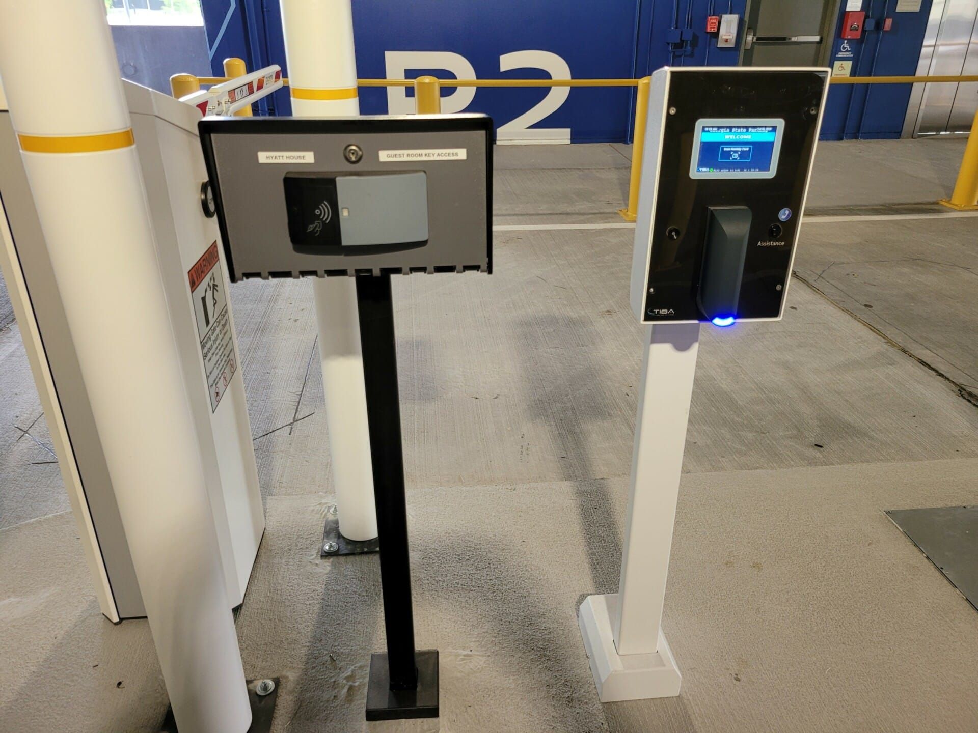 A parking meter with the number p2 on it