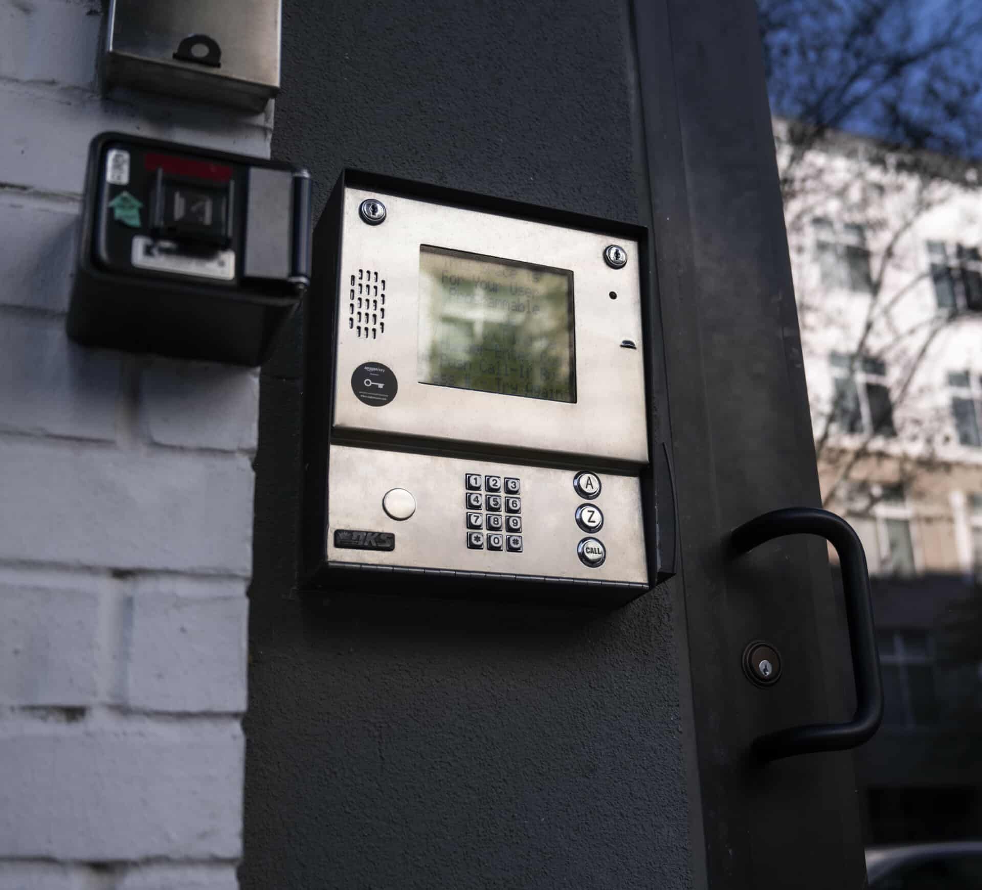 A keypad on a wall that says ' 000 ' on it