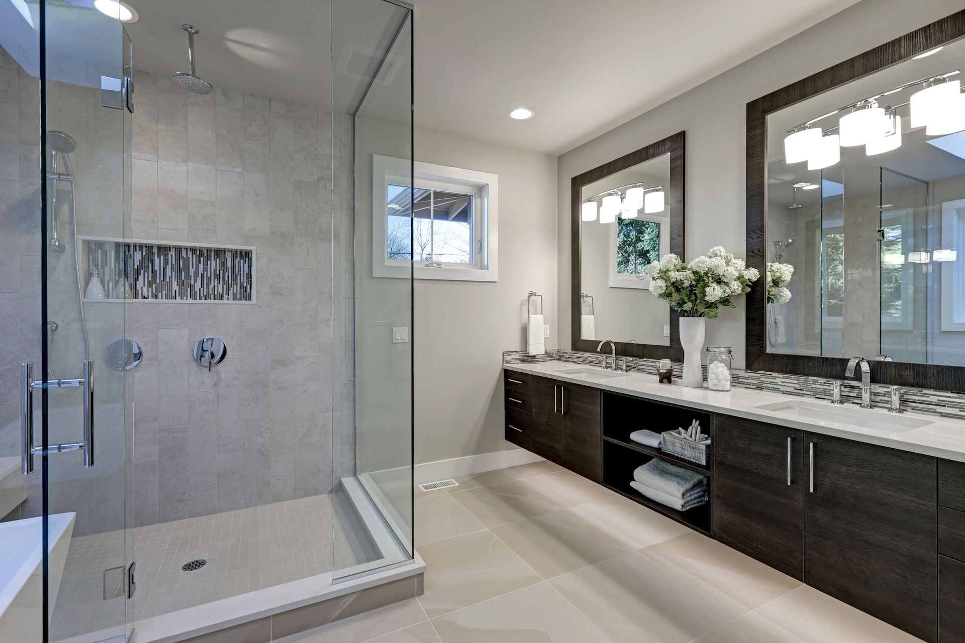 Framed vs. Frameless Shower Doors: What’s the Difference?