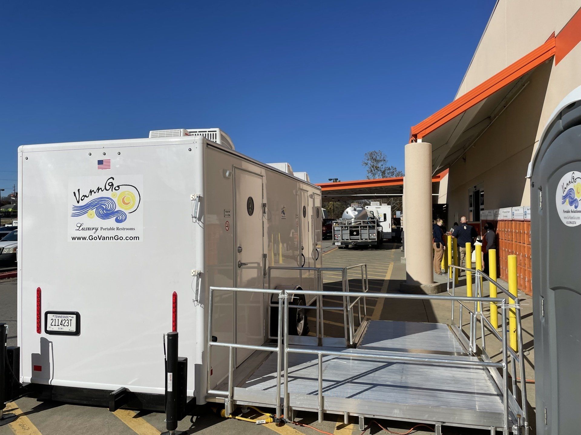 VannGo Luxury Mobile Restrooms In Use