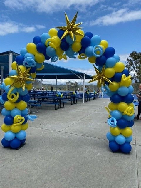 blue and yellow arch balloons