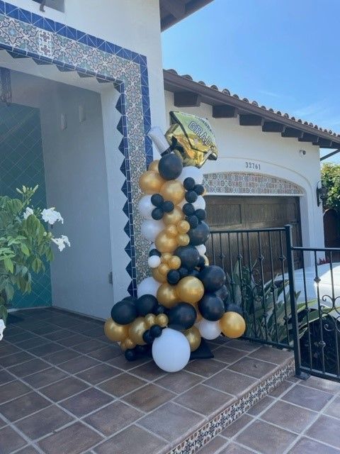 Graduation design with yellow and black balloons