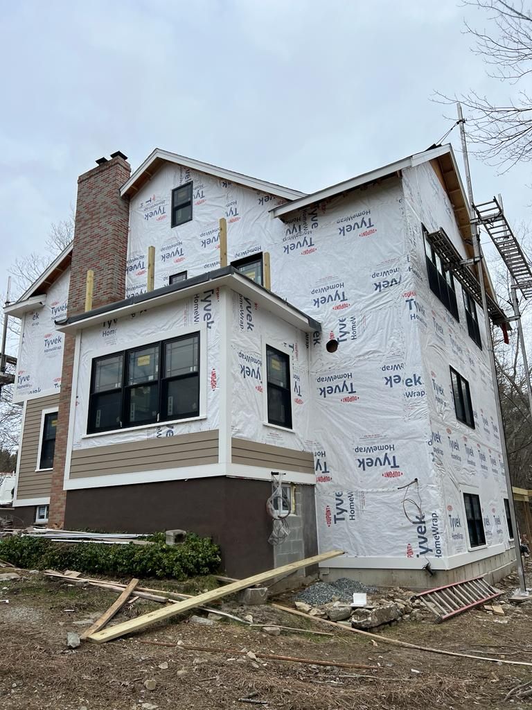 a large house with a lot of windows is being built