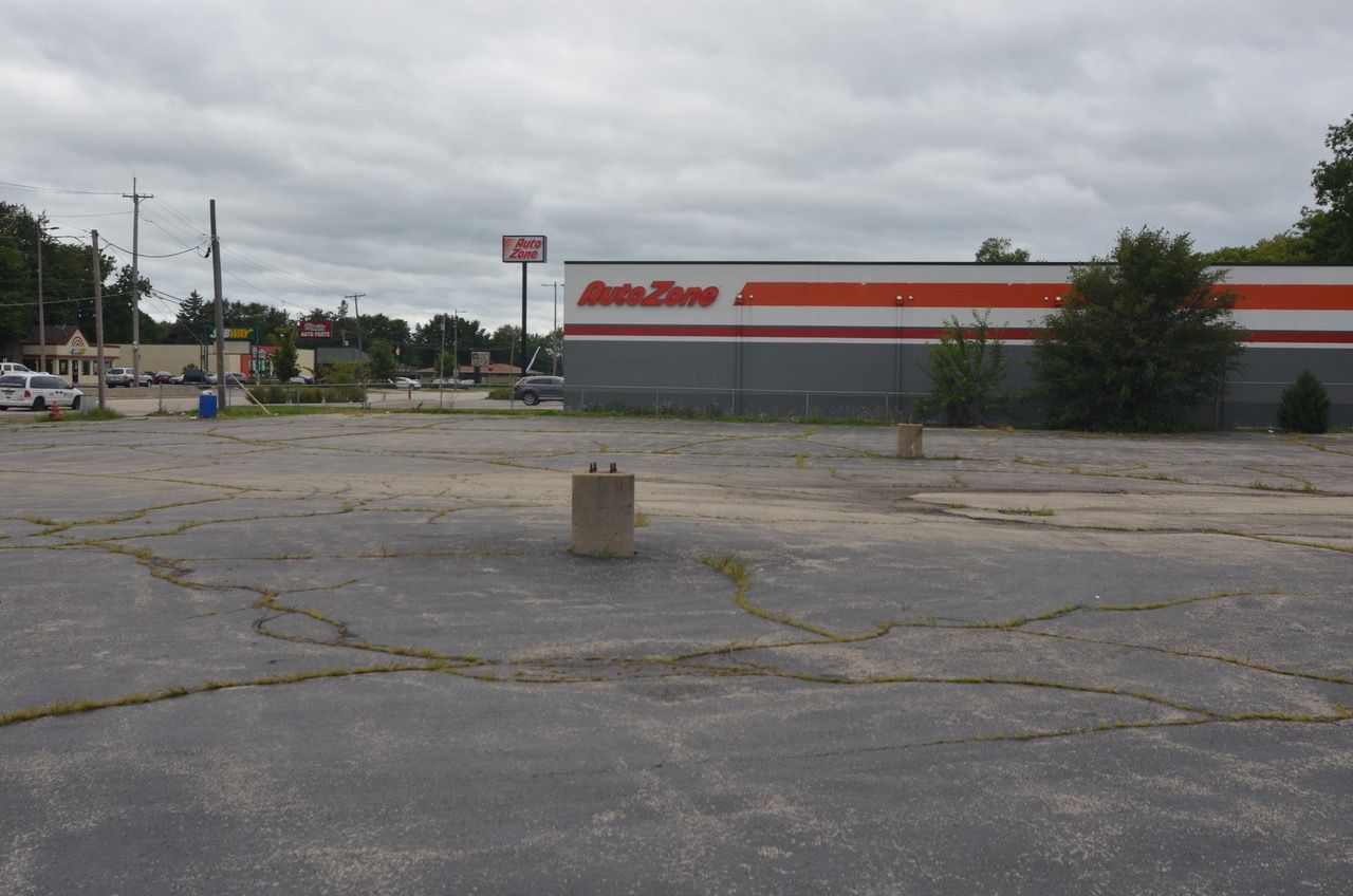 An empty parking lot in front of an autozone