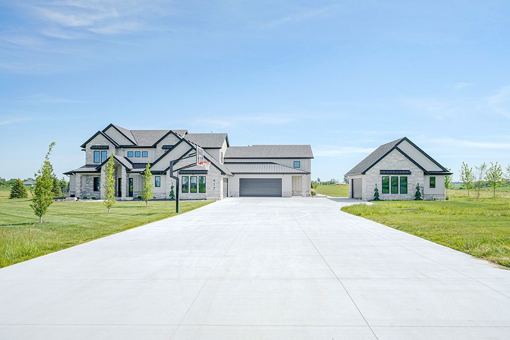 Acreage Provence front center