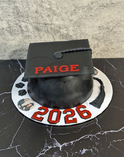 Black graduation cap cake