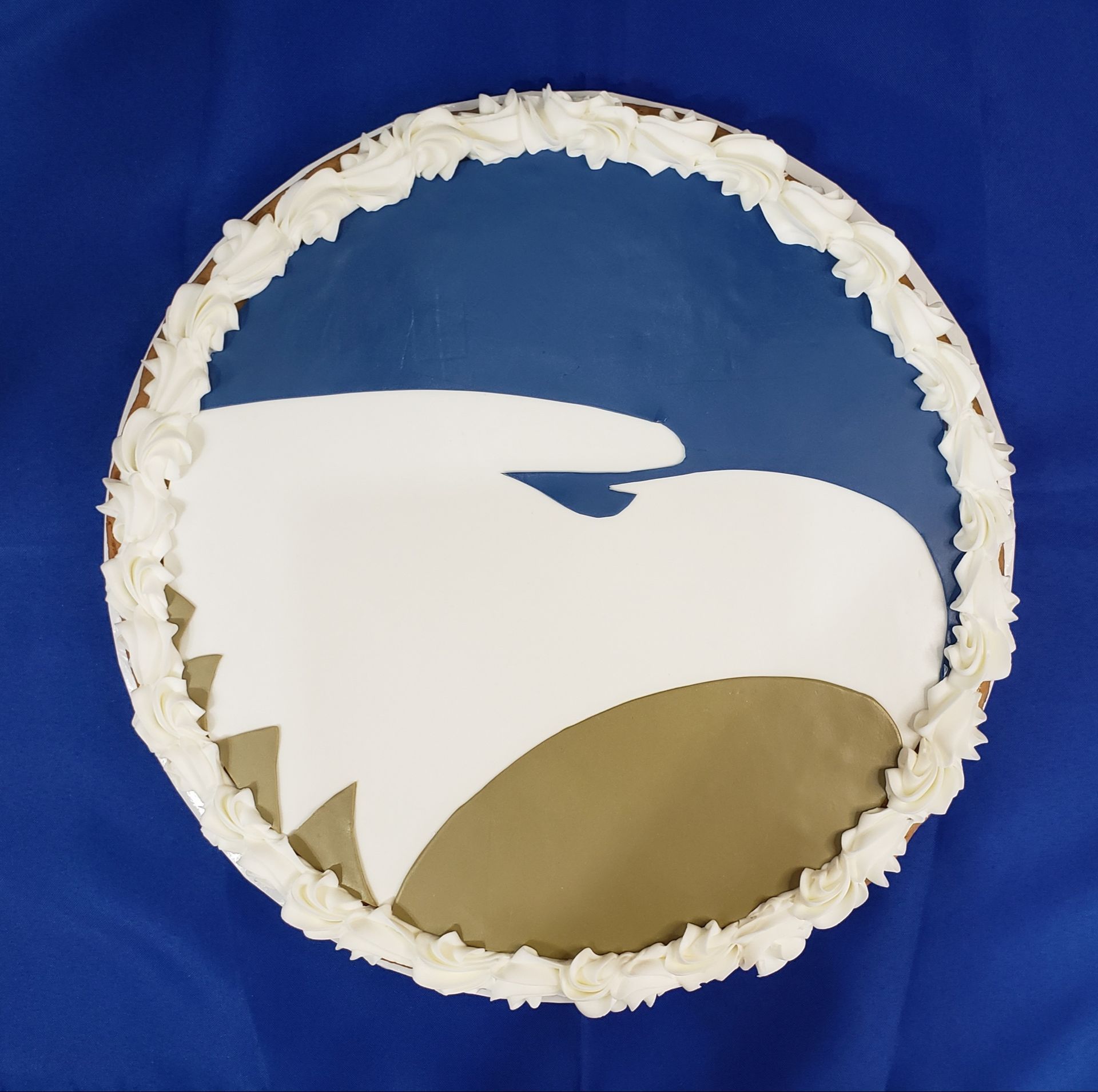 A cake with a picture of an eagle on it