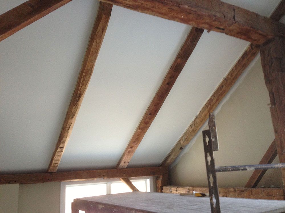 A room with wooden beams and a white ceiling