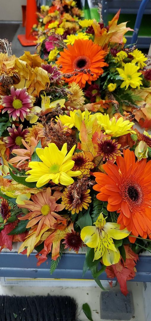 A bunch of flowers are sitting on top of a table.
