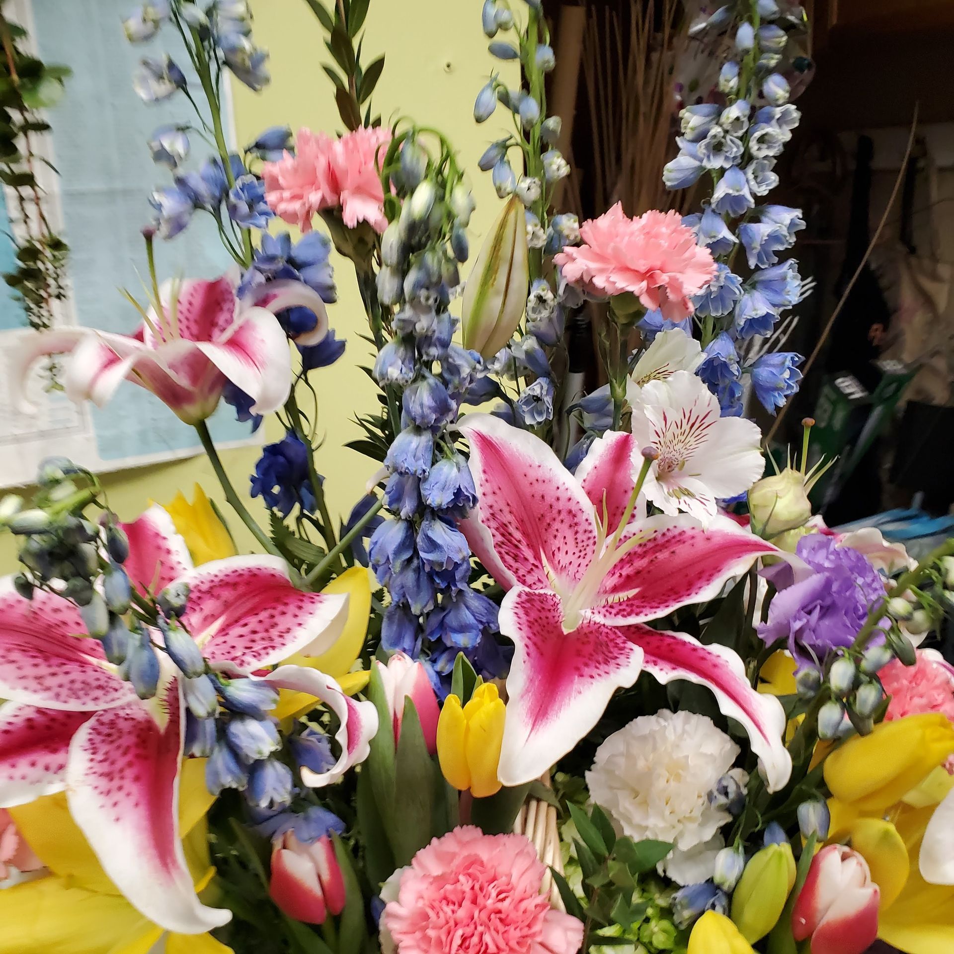 A bouquet of flowers with pink and white flowers.