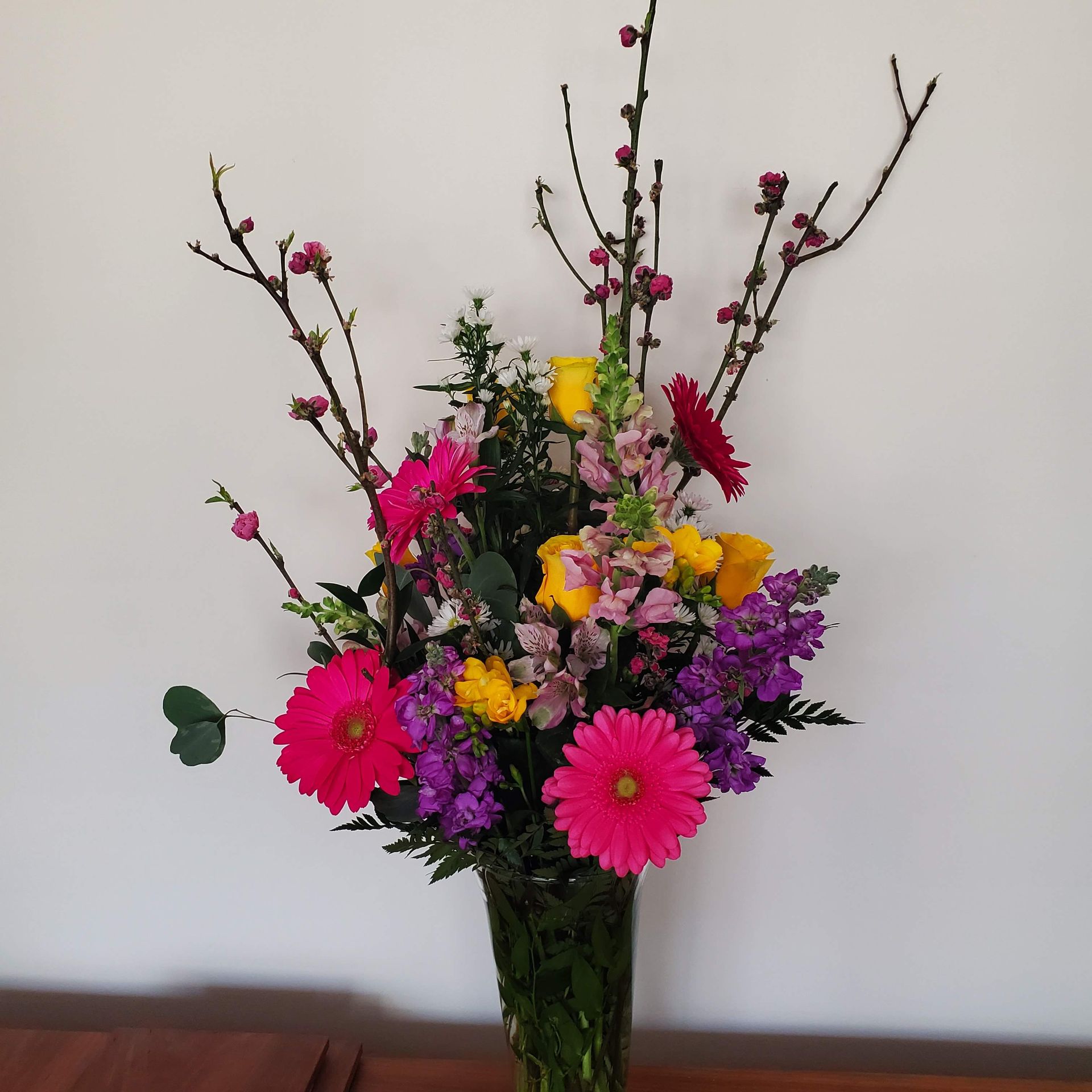 A vase filled with pink and purple flowers.