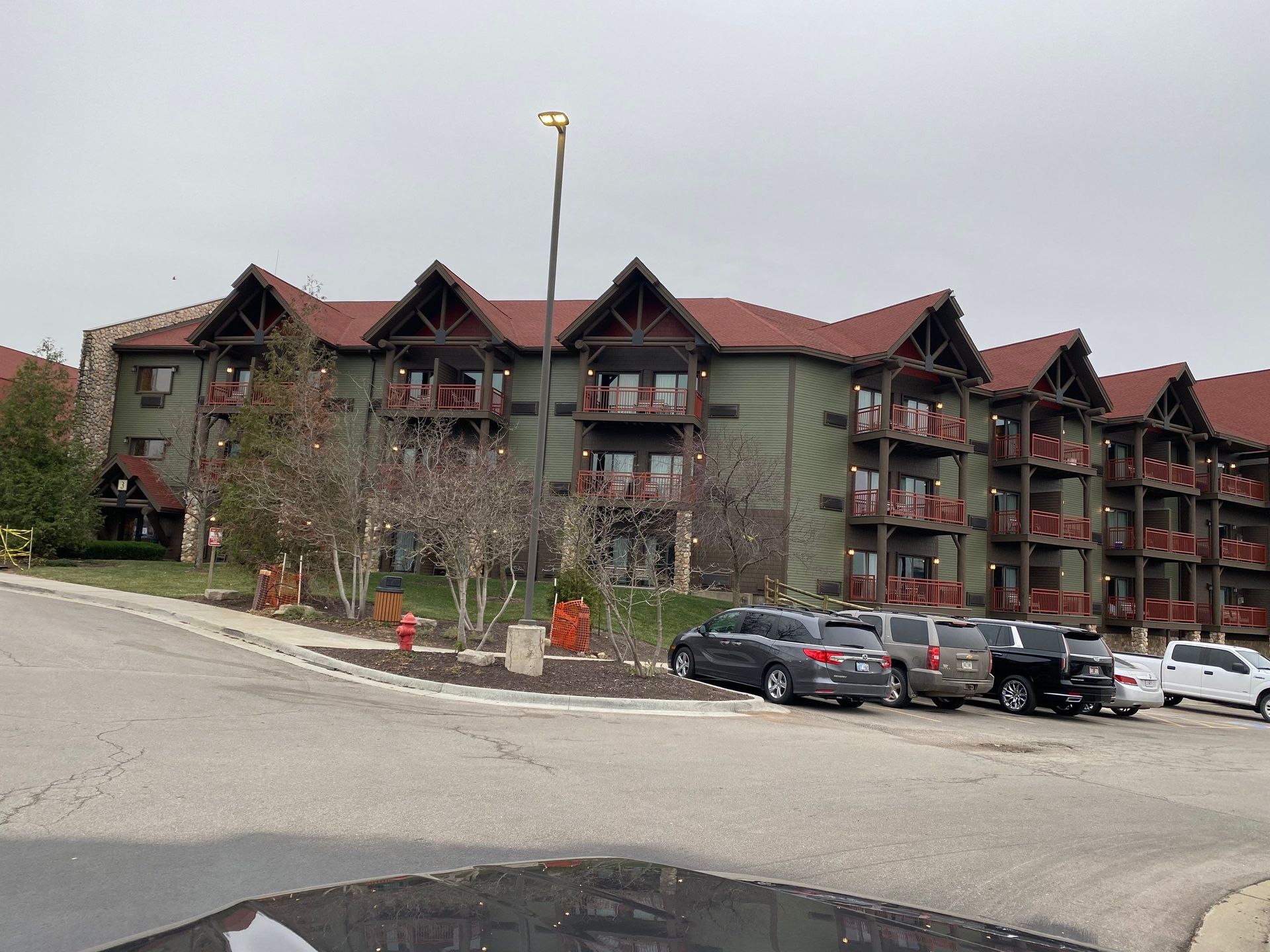 A large building with a lot of cars parked in front of it.