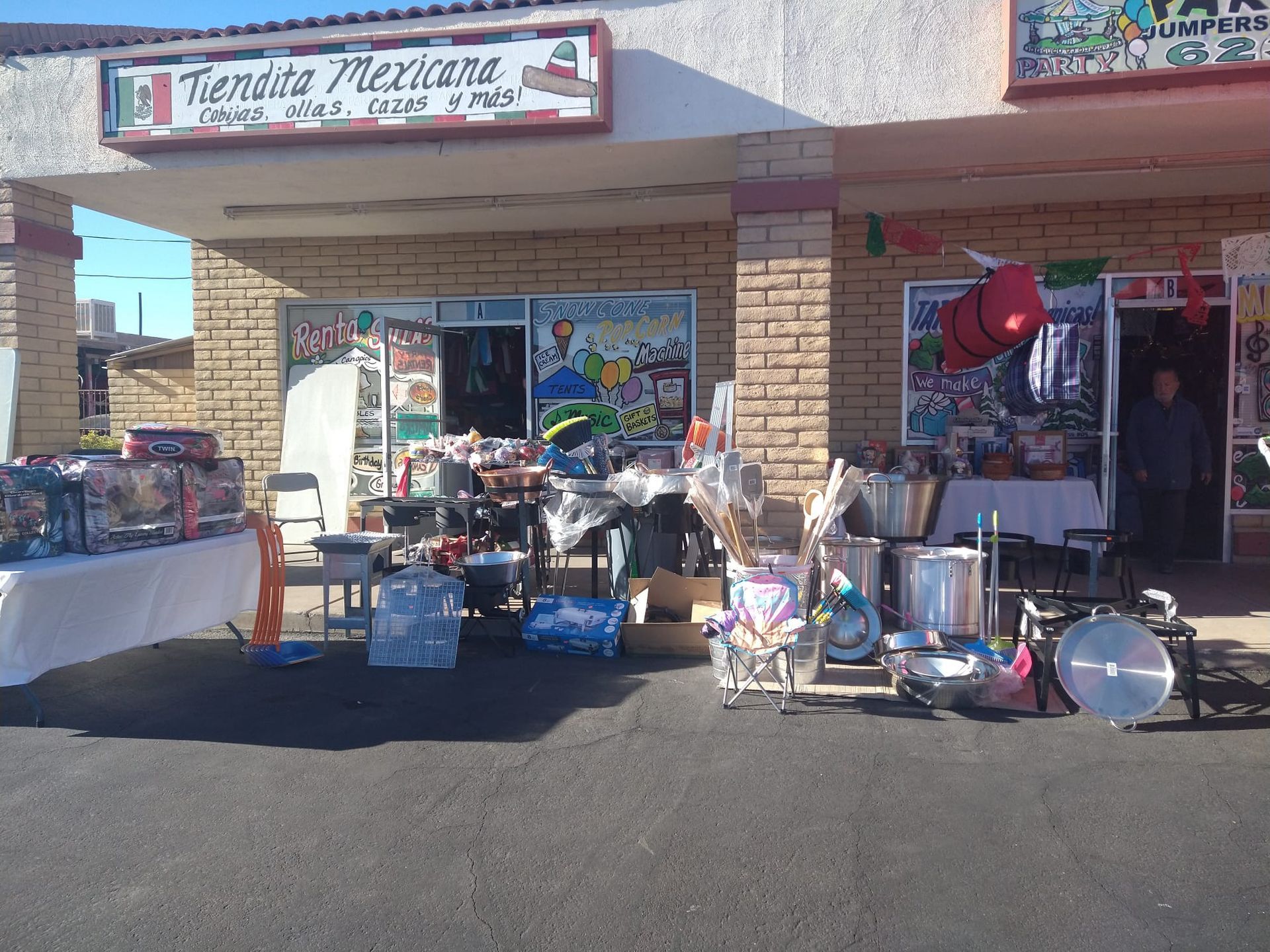 a store front with a sign that says tienda mexicana