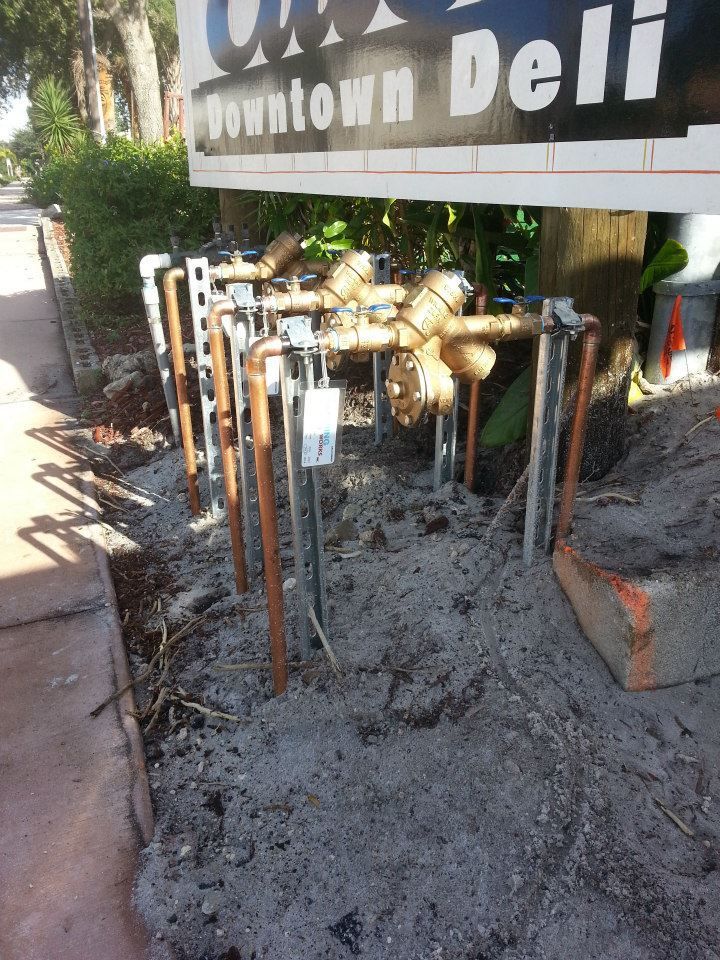 A sign that says downtown deli on it