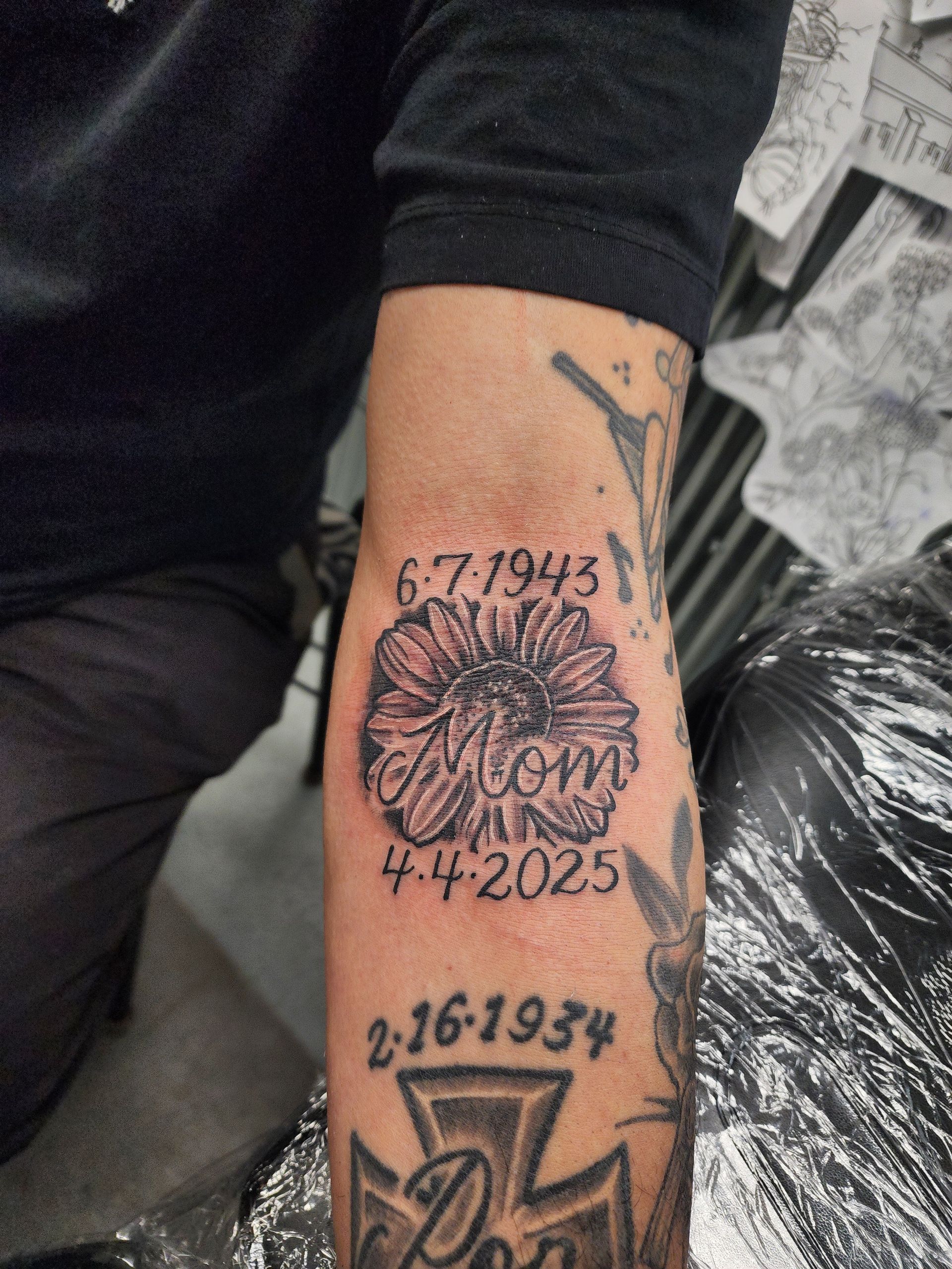 Tattoo of a daisy with