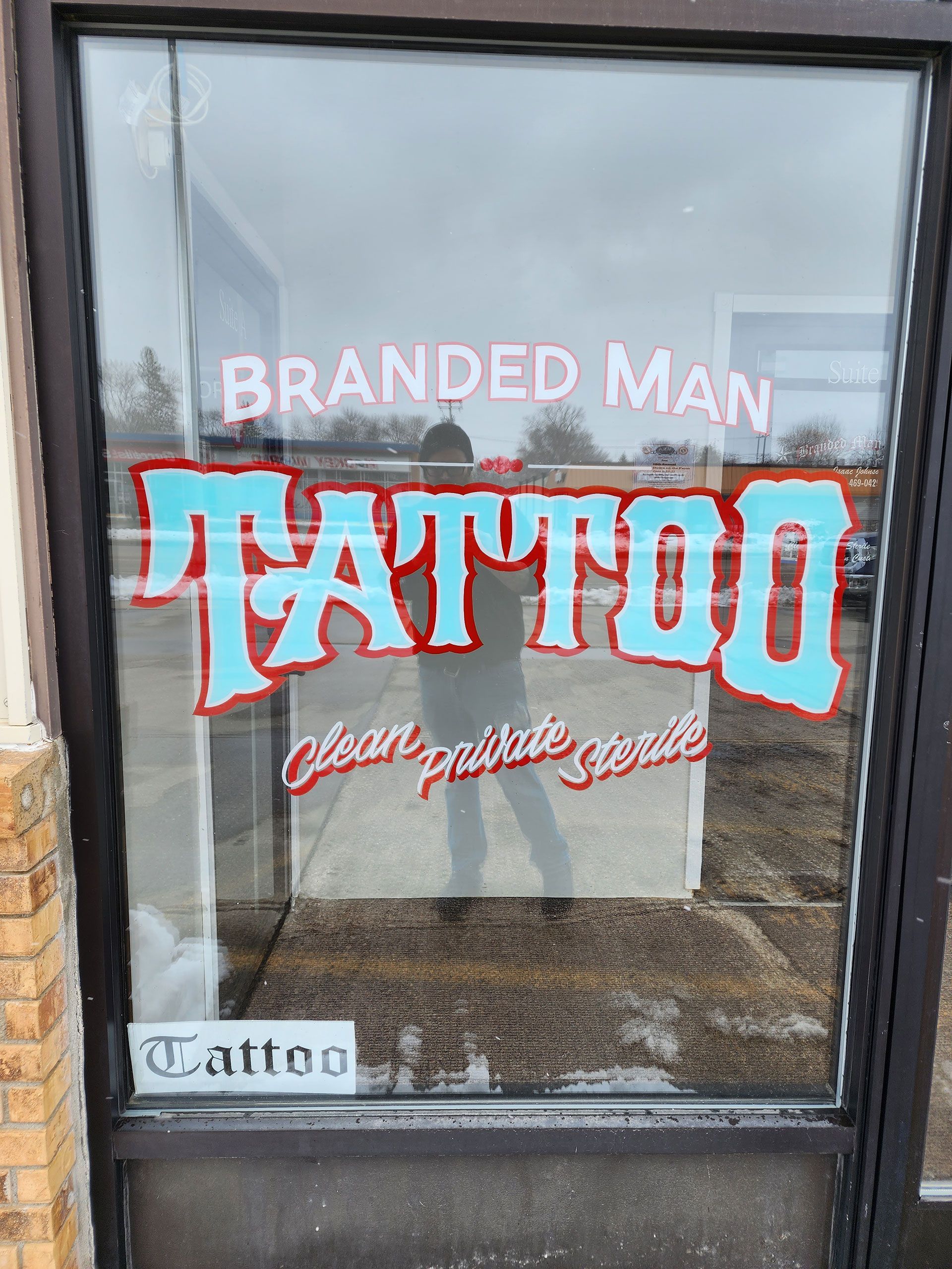A window of a tattoo shop called branded man tattoo