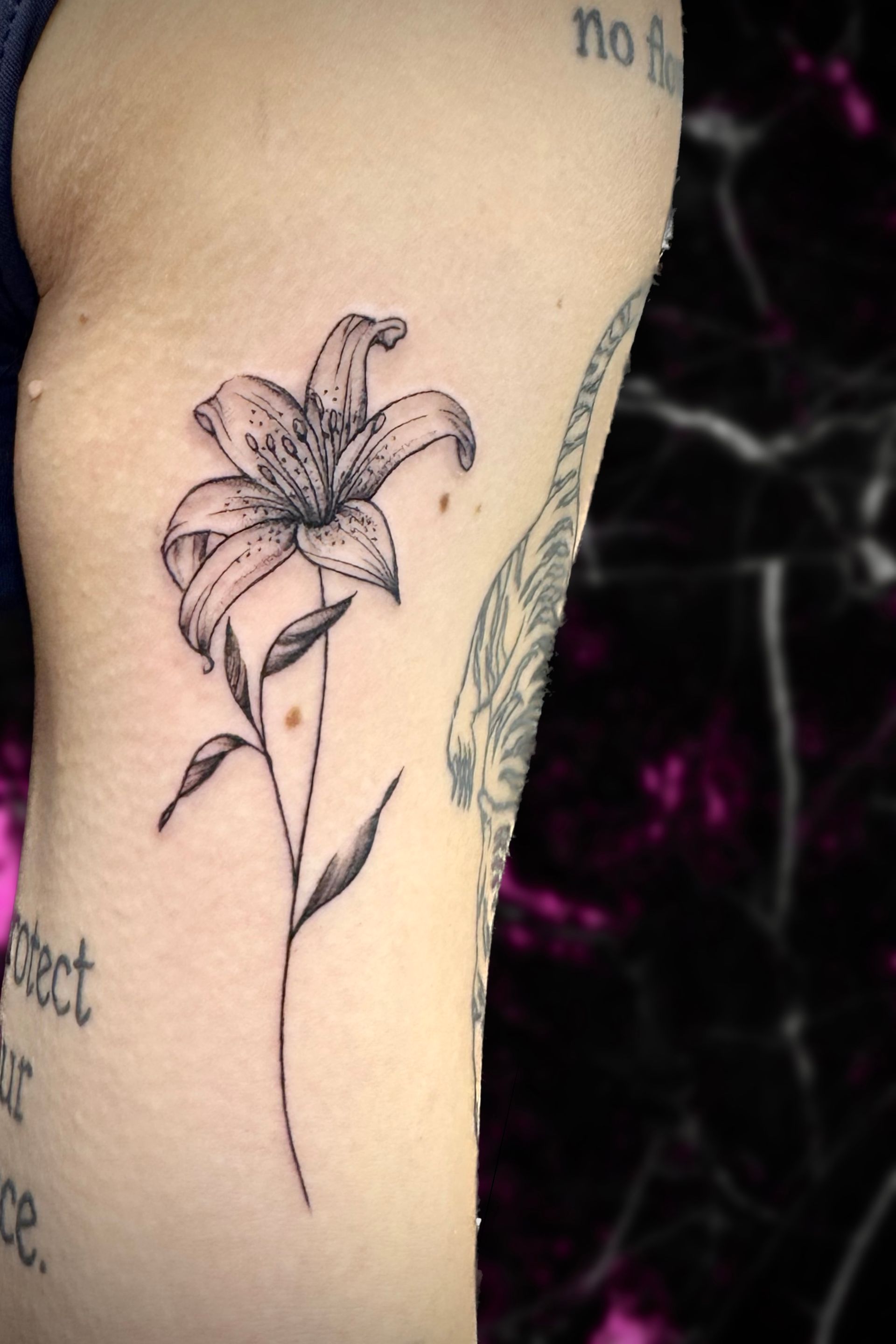 A woman has a tattoo of a flower on her knee