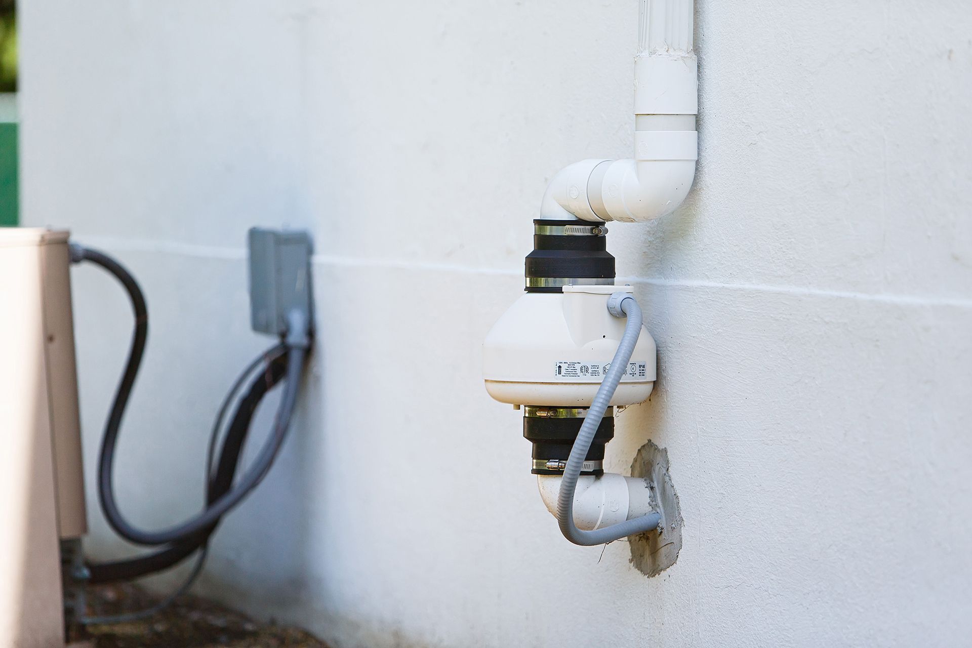 Radon gas mitigation fan