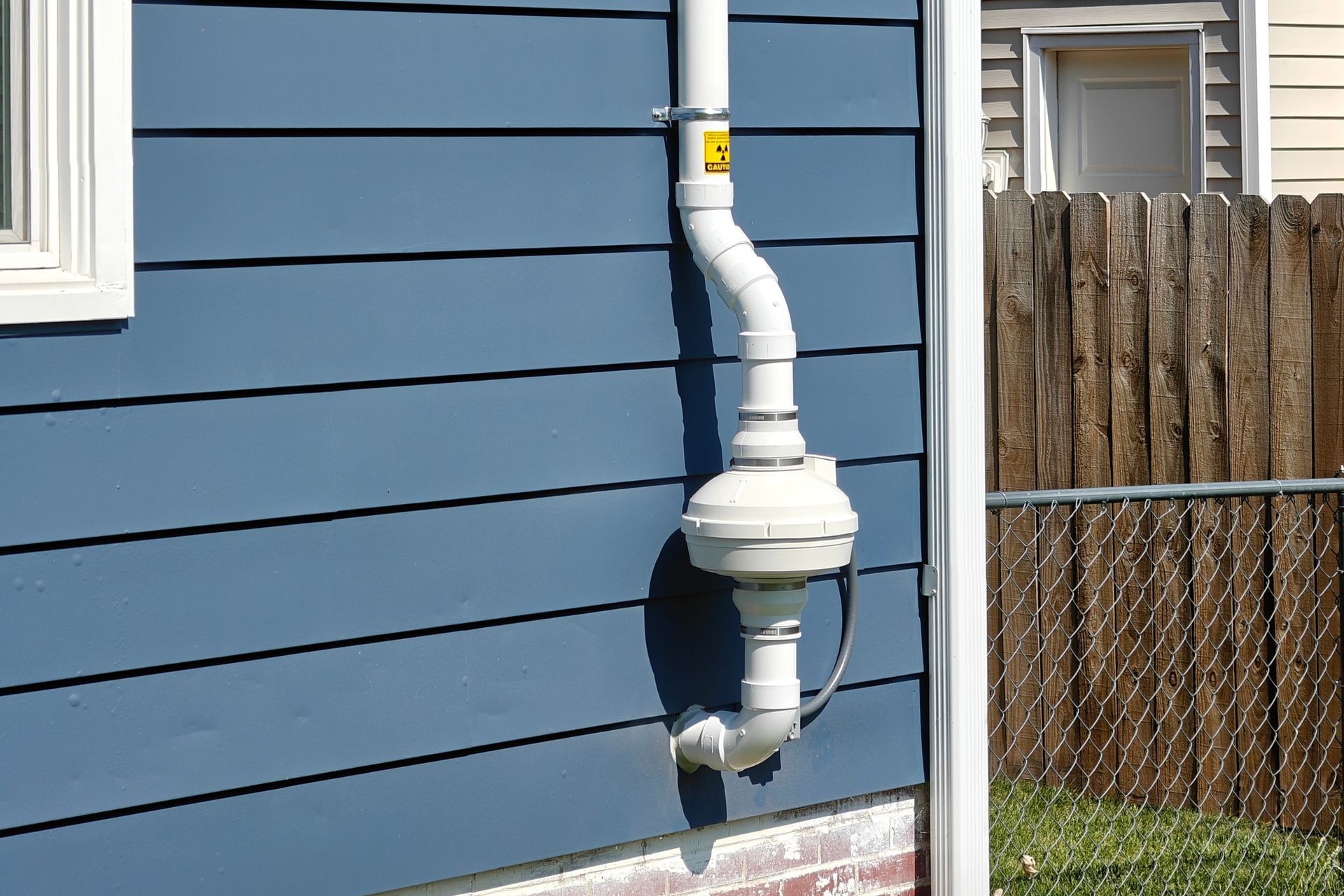 Radon gas mitigation fan