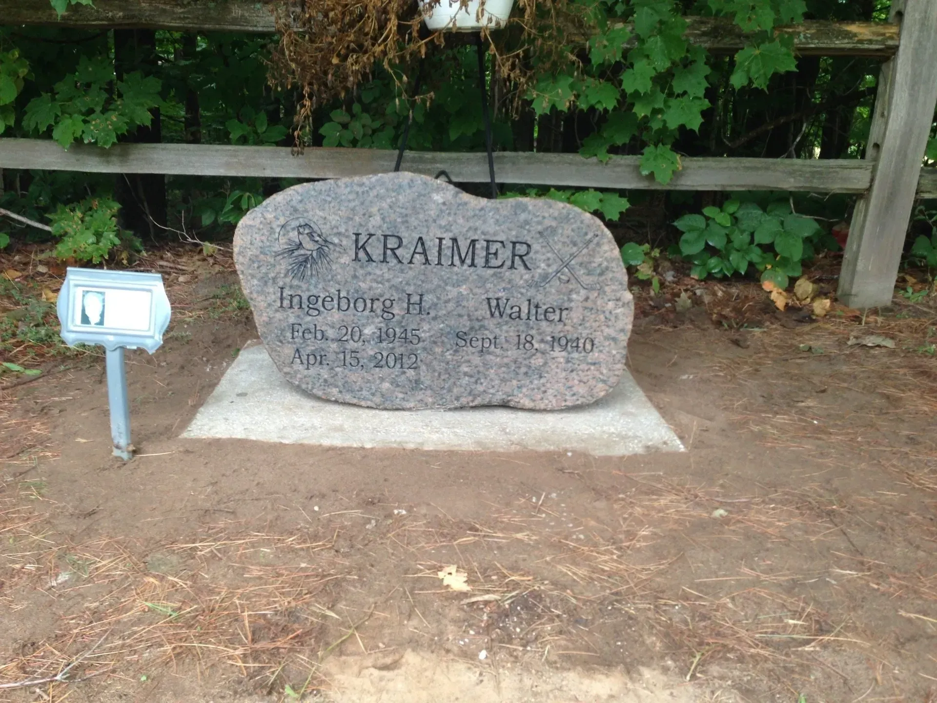 Grave marker: Boulder with 