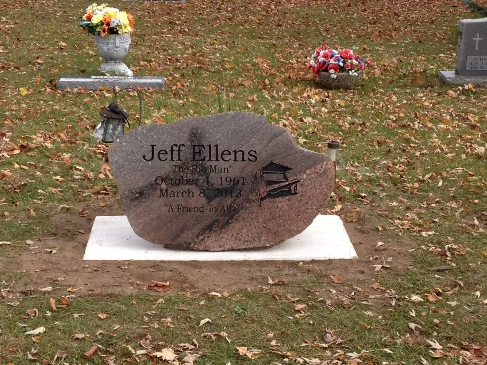 Gravestone of Jeff Ellens in a grassy cemetery.