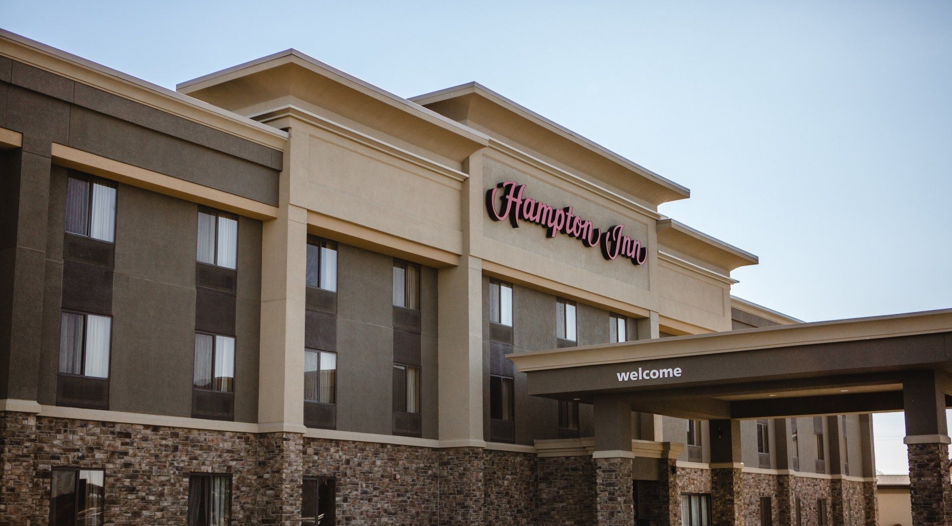 A large building with the word hamptons on it