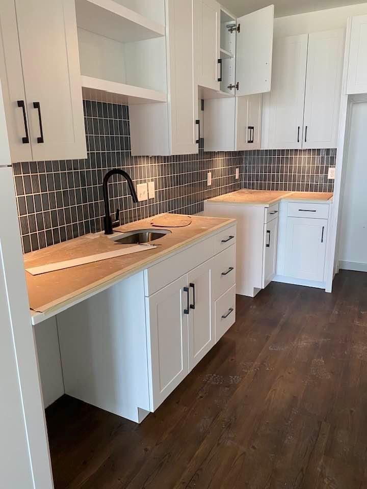 Kitchen area with ceramic backsplash