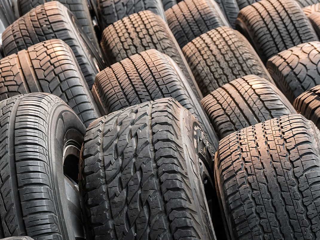 Tire recycling machine