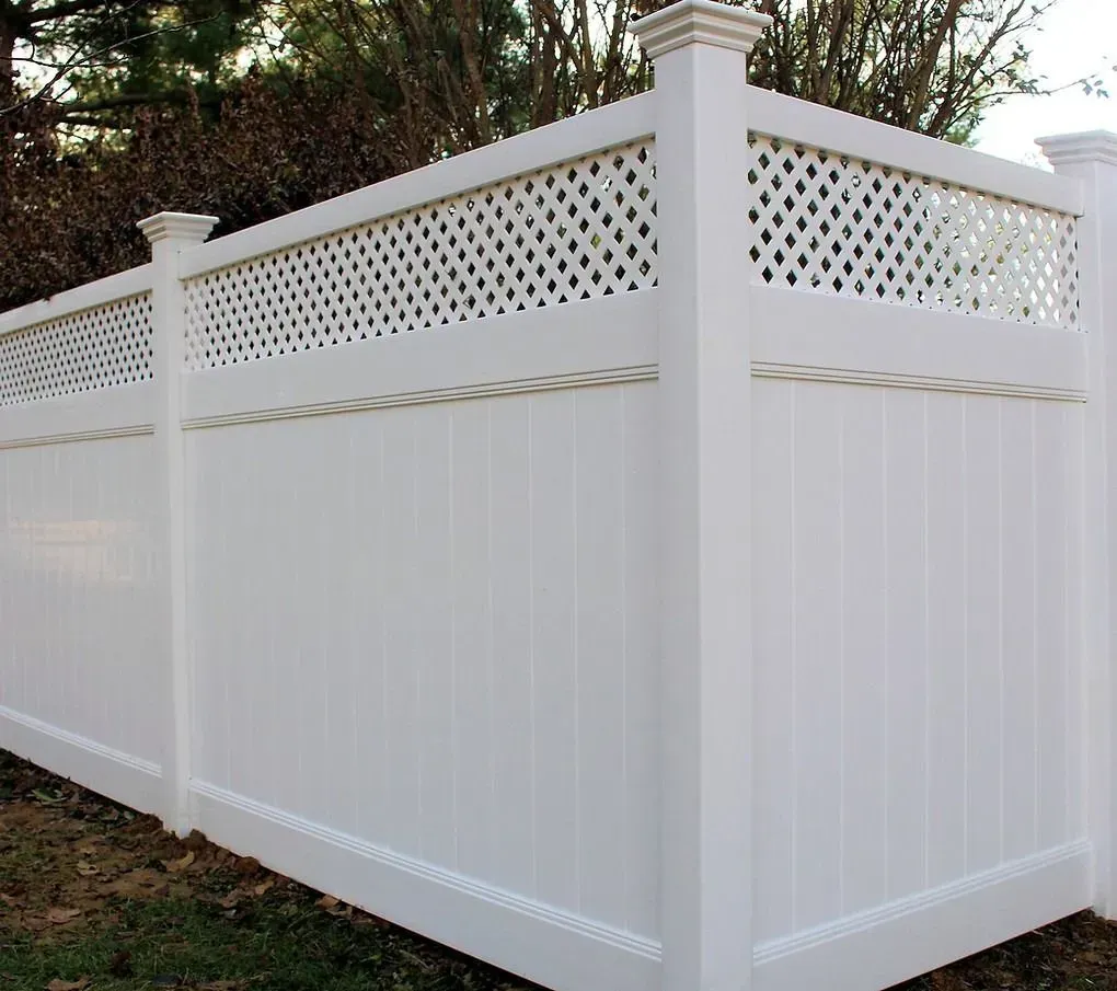 White vinyl privacy fence with lattice top in a yard