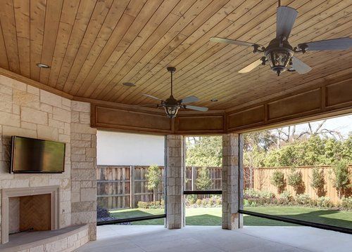 A ceiling fan is hanging from the ceiling of a room.