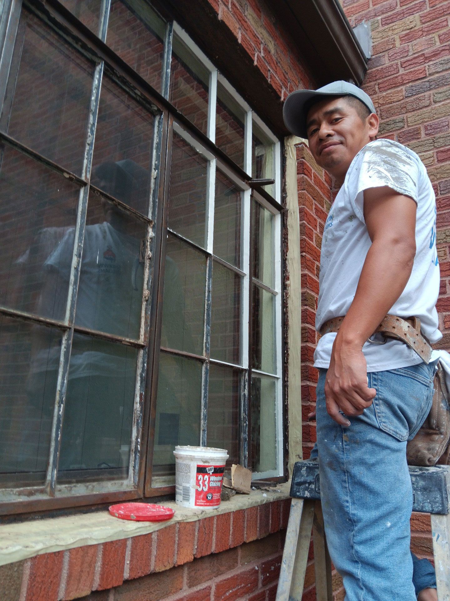 man at work window glazing services