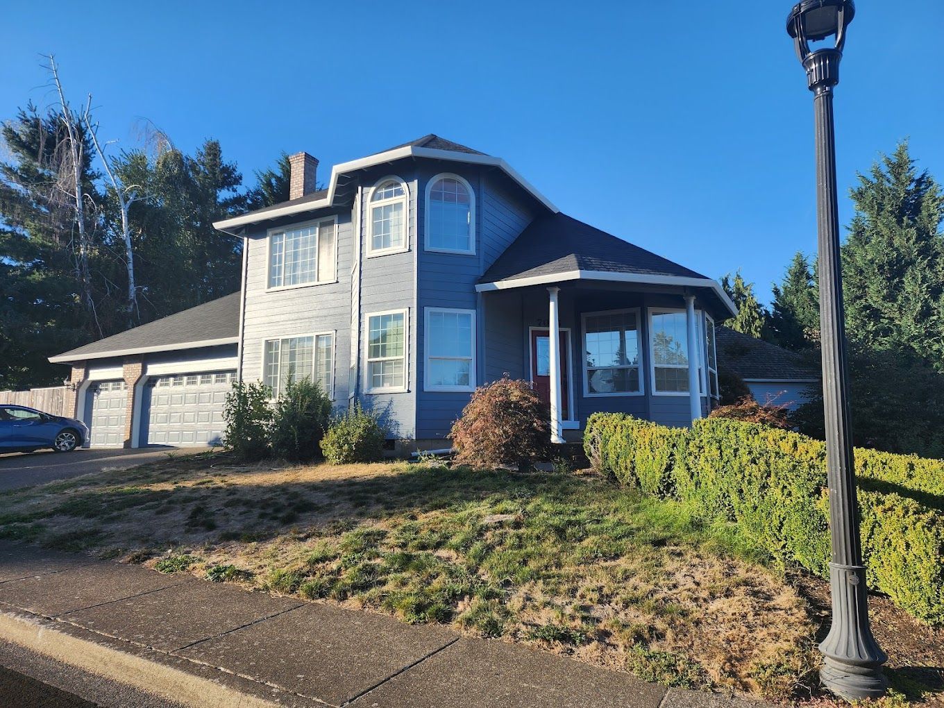 A large house with a mailbox in front of it.