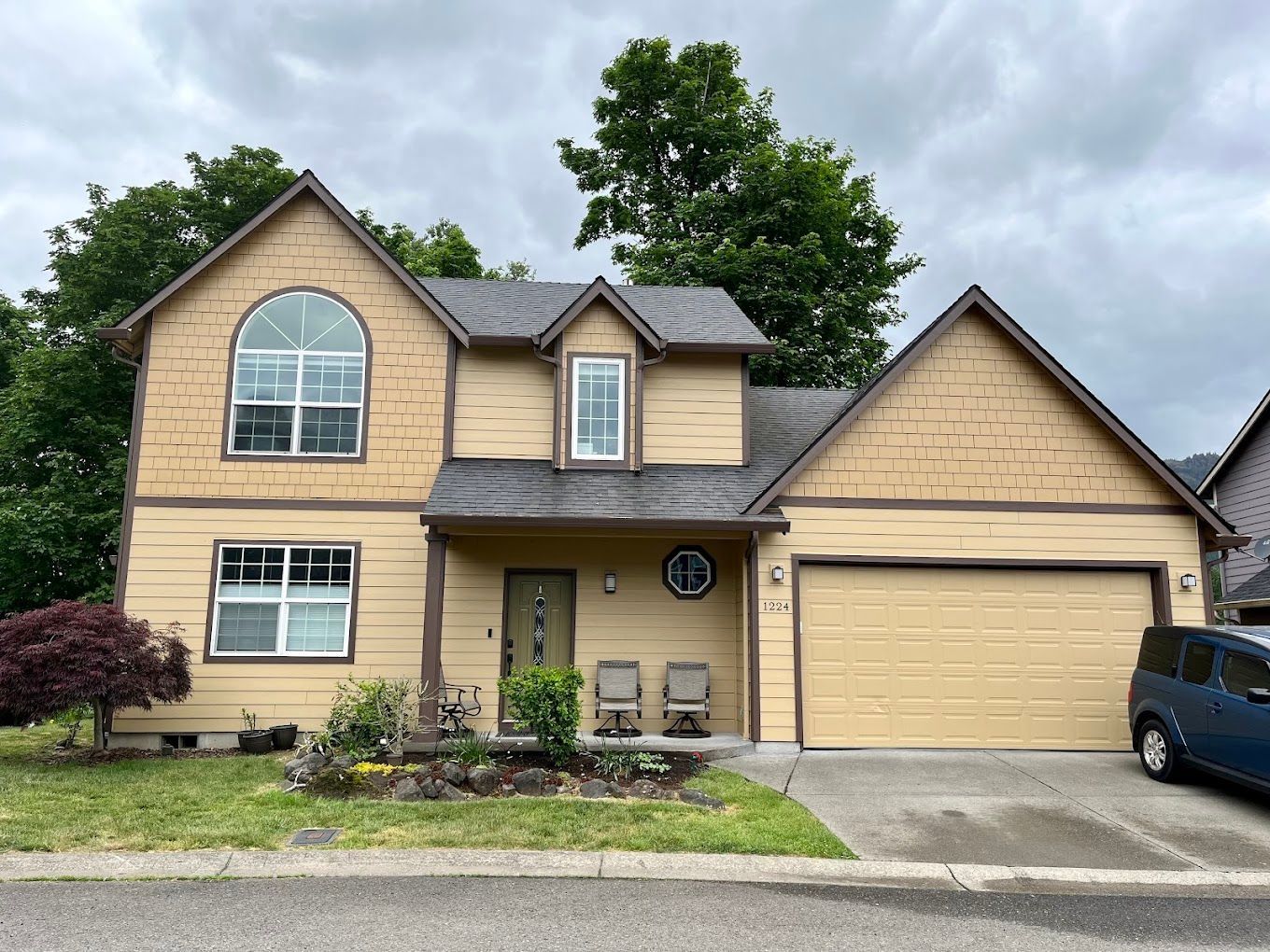 A house with a car parked in front of it.