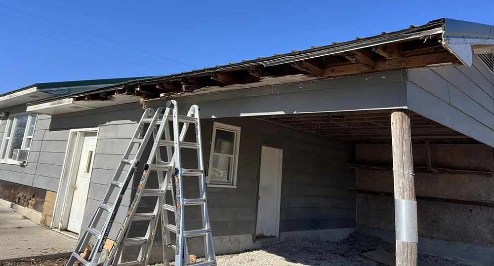 A ladder is sitting in front of a house under construction