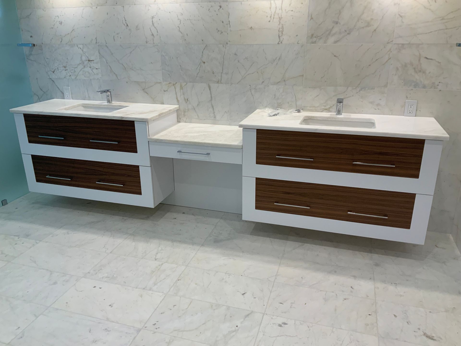 A bathroom with two sinks and two drawers